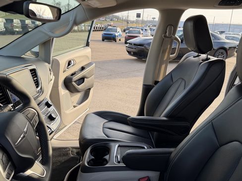 Used 2023 Chrysler Pacifica Touring-L image 14