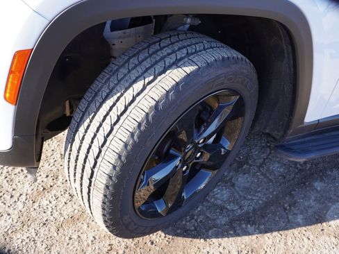 Certified 2023 Jeep Grand Cherokee Limited w/ Black Appearance Package image 14