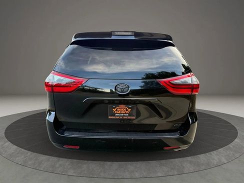 Used 2020 Toyota Sienna XLE image 4