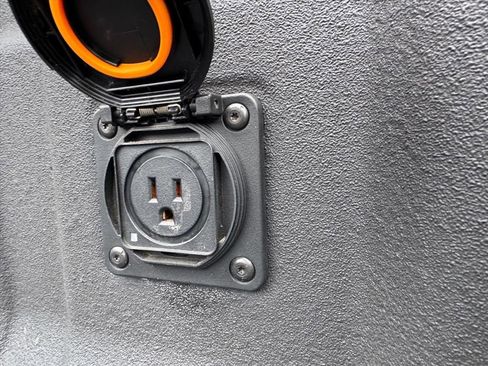 Used 2024 Chevrolet Colorado Z71 w/ Z71 Convenience Package 2 image 11