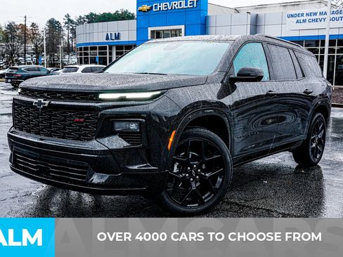 Used 2025 Chevrolet Traverse RS image 2