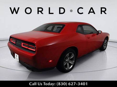 Used 2016 Dodge Challenger SXT image 4
