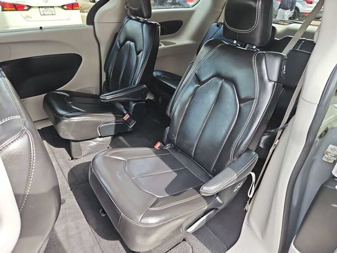 Used 2023 Chrysler Pacifica Touring-L FWD image 24