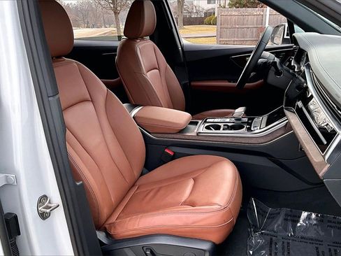 Used 2025 Audi Q7 3.0T Premium image 28