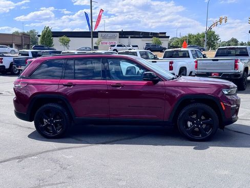 Used 2023 Jeep Grand Cherokee Limited w/ Black Appearance Package AWD/4WD image 10