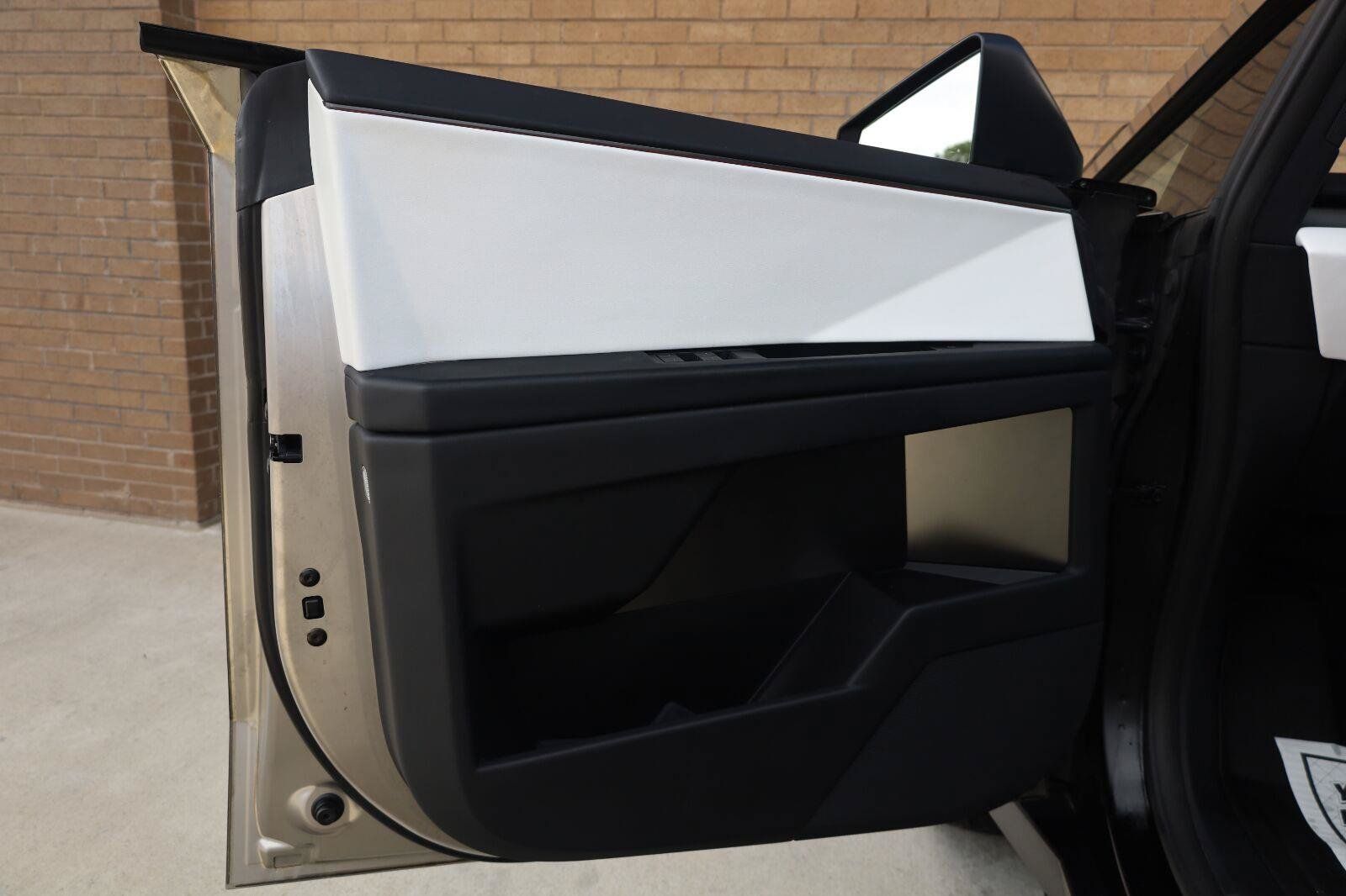 Used 2024 Tesla Cybertruck AWD Crew Cab image 15