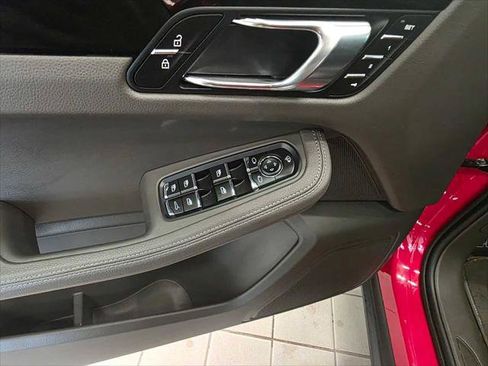 Used 2025 Porsche Macan AWD/4WD image 23