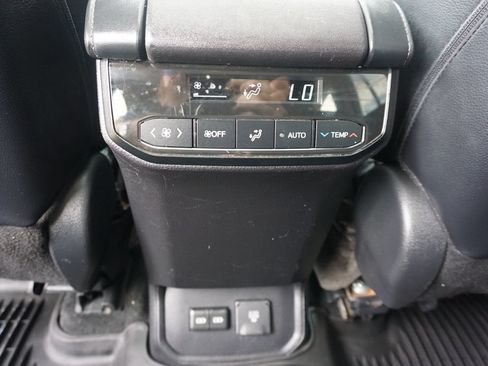 Used 2024 Toyota Highlander Limited AWD/4WD image 17
