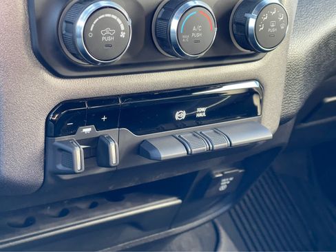 Used 2024 RAM 2500 Tradesman w/ Chrome Appearance Group image 17