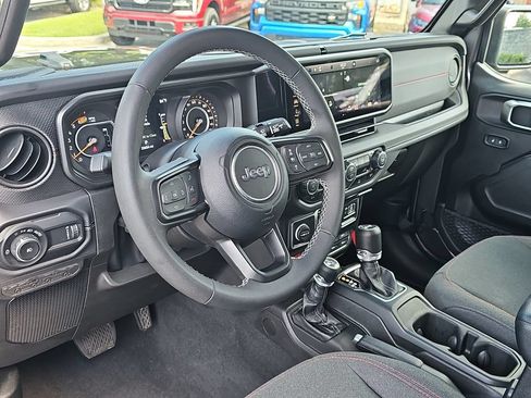 Used 2025 Jeep Wrangler Unlimited Rubicon AWD/4WD image 18