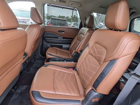 Used 2024 Nissan Pathfinder Platinum FWD image 15