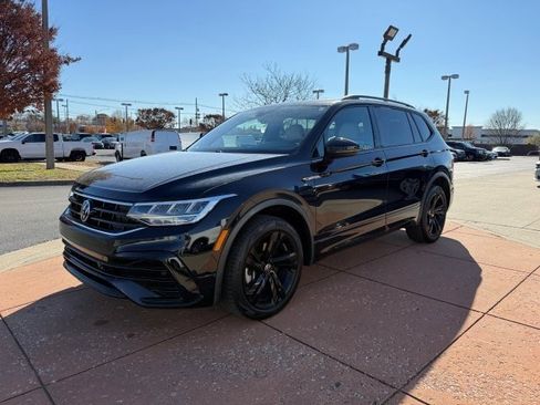 Used 2023 Volkswagen Tiguan SE R-Line image 3