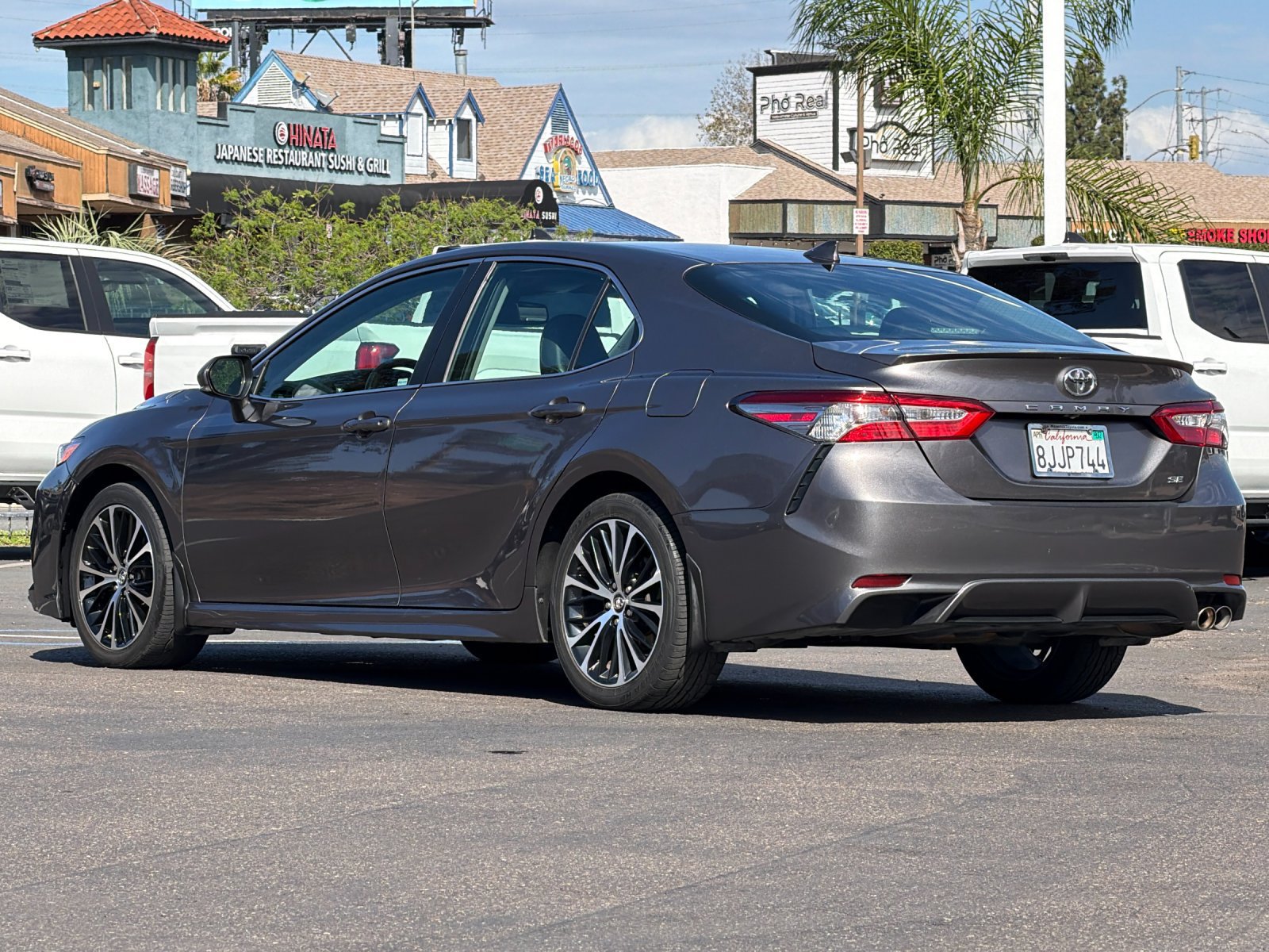 Used 2019 Toyota Camry SE w/ Convenience Package FWD image 3