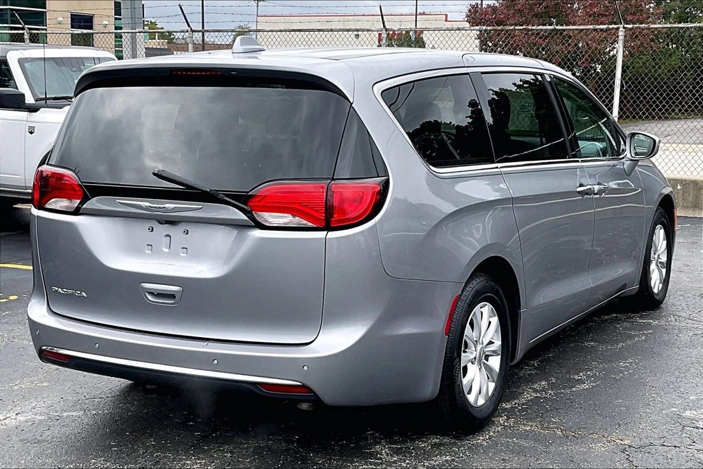 Used 2019 Chrysler Pacifica Touring Plus w/ Cold Weather Group FWD image 12