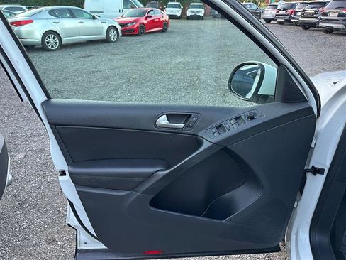 Used 2017 Volkswagen Tiguan S image 12