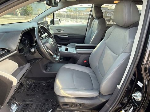 Used 2024 Toyota Sienna XLE image 16
