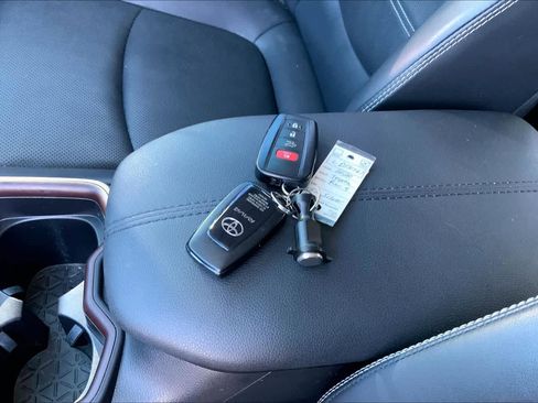 Used 2020 Toyota RAV4 Limited image 15