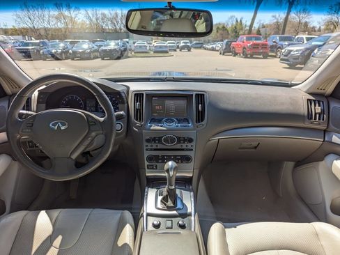 Used 2015 INFINITI Q40 AWD w/ Moonroof Package image 2