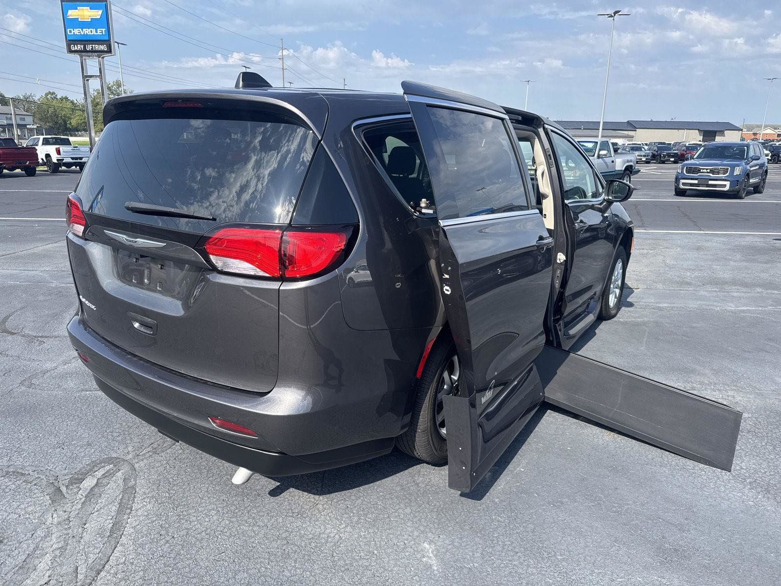 Used 2022 Chrysler Voyager LX FWD image 5