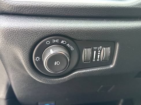 Used 2025 Chrysler Pacifica Limited FWD image 29