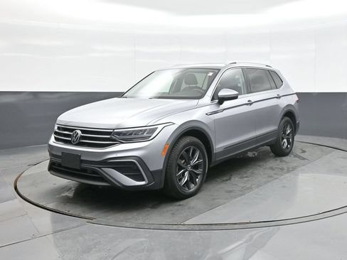 Used 2022 Volkswagen Tiguan SE w/ Panoramic Sunroof Package AWD/4WD image 3