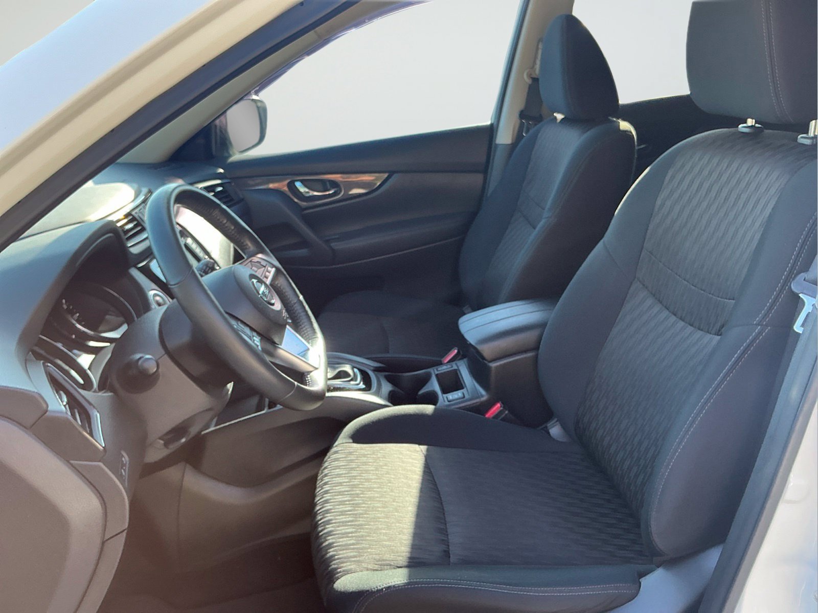 Used 2018 Nissan Rogue SV w/ Premium Package FWD image 10