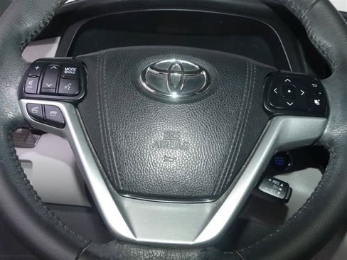 Used 2016 Toyota Sienna XLE w/ XLE Navigation Package FWD image 30