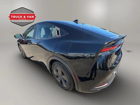 Used 2023 Toyota Prius LE FWD image 3