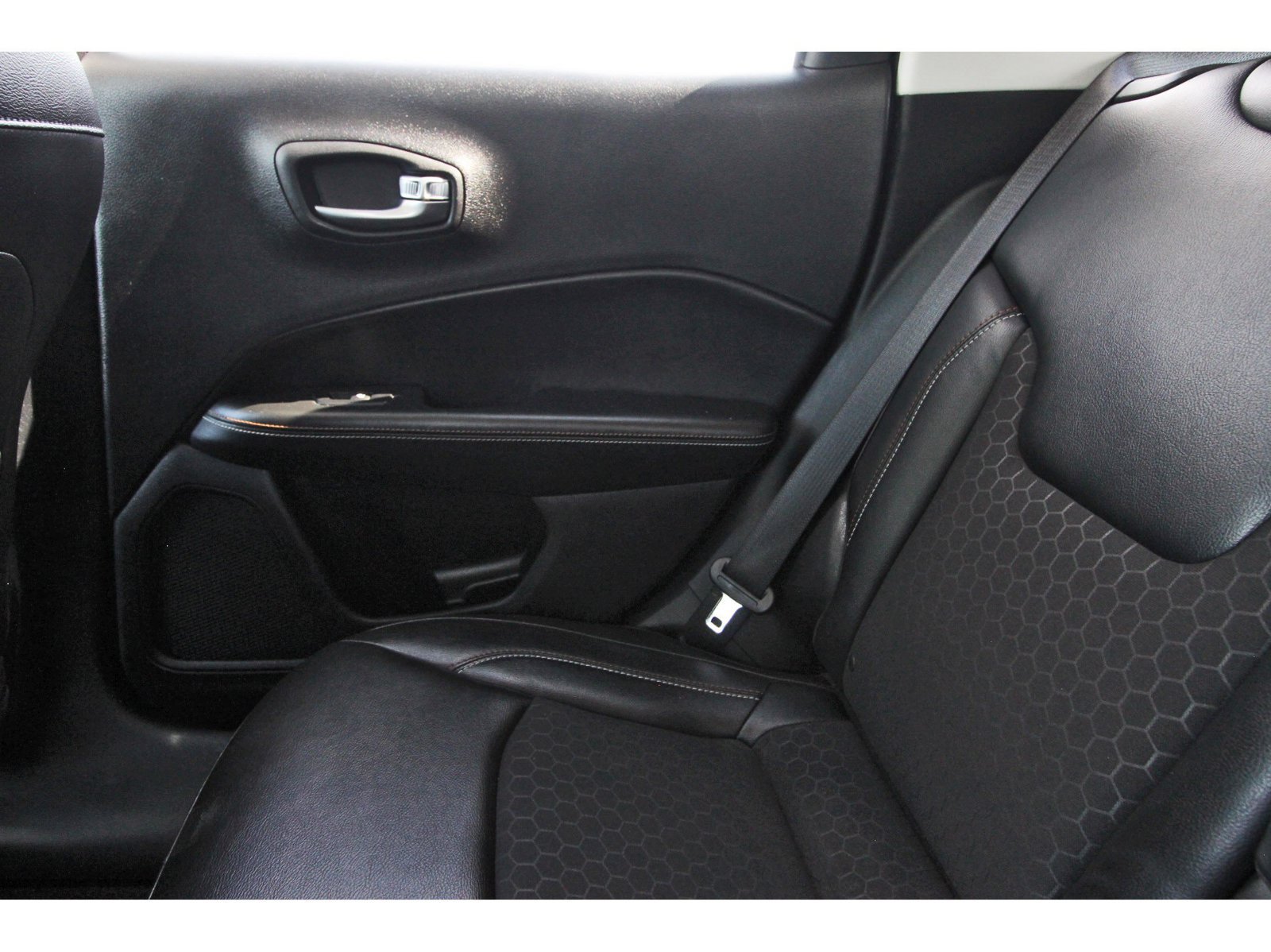 Used 2018 Jeep Compass Latitude w/ Popular Equipment Group FWD image 14