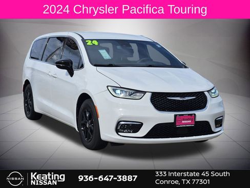 Used 2024 Chrysler Pacifica Touring image 1
