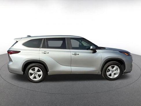Used 2025 Toyota Highlander LE image 9