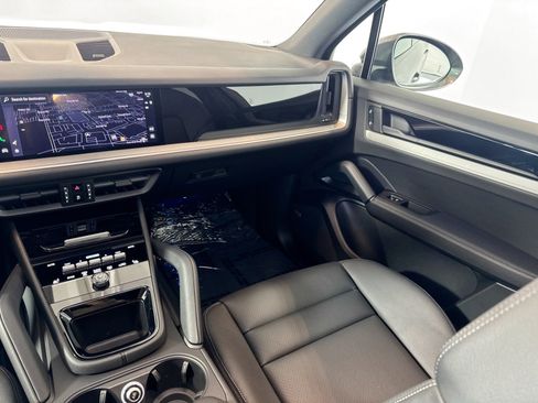 Used 2025 Porsche Cayenne image 22