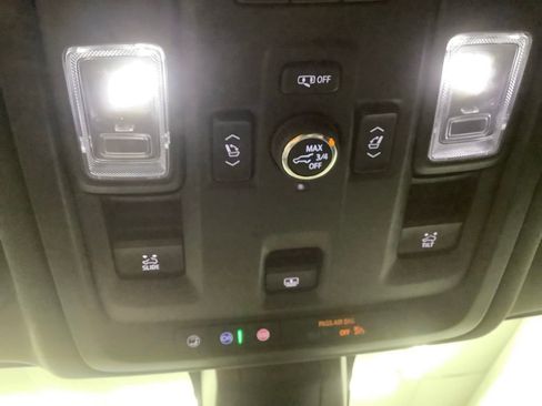 Used 2022 GMC Yukon XL SLT w/ SLT Premium Package image 19