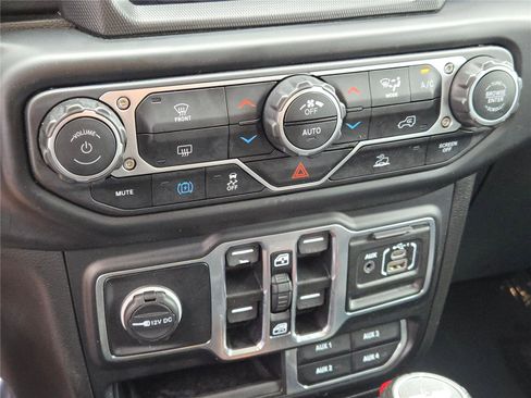 Used 2023 Jeep Wrangler Sahara image 28