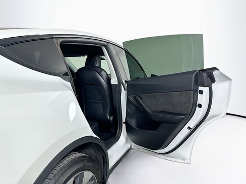 Used 2021 Tesla Model Y Long Range image 29