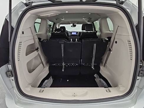 Used 2023 Chrysler Pacifica Touring-L image 33