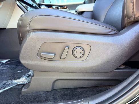 Used 2023 Kia Carnival EX FWD image 22