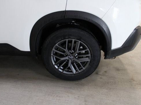 Used 2023 Nissan Rogue S image 9