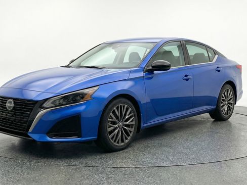 Used 2025 Nissan Altima 2.5 SV image 3