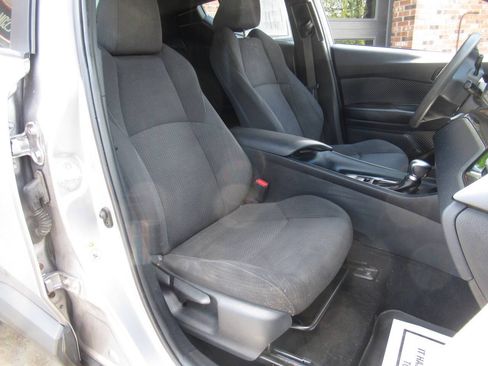 Used 2019 Toyota C-HR LE FWD image 6