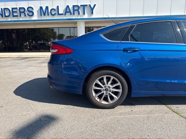 Used 2017 Ford Fusion SE w/ Fusion SE Technology Package FWD image 10