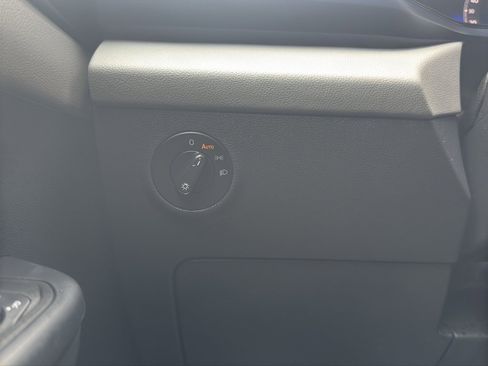 Used 2023 Volkswagen Taos SE w/ Panoramic Sunroof Package image 19