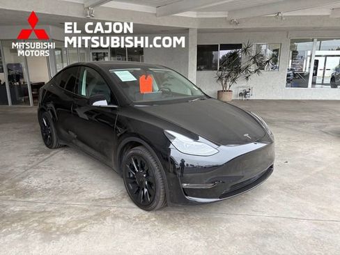 Used 2023 Tesla Model Y Long Range AWD/4WD image 1