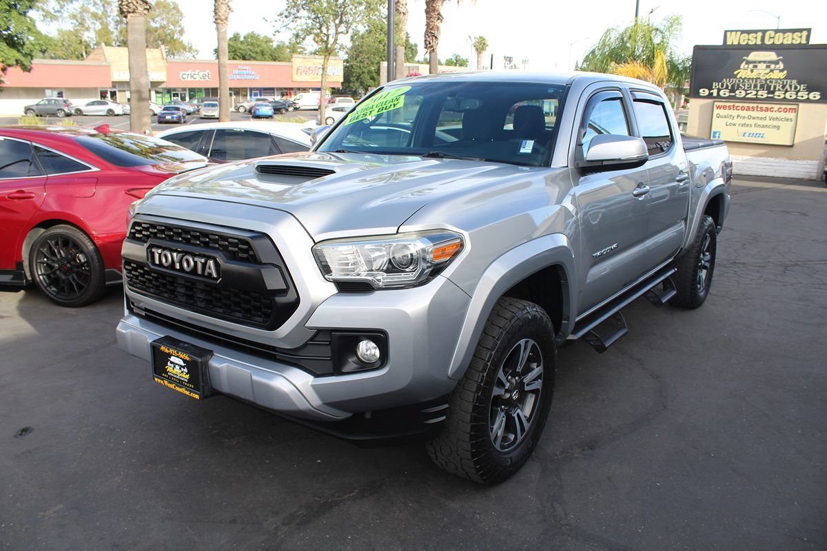 Used 2017 Toyota Tacoma TRD Sport RWD image 4