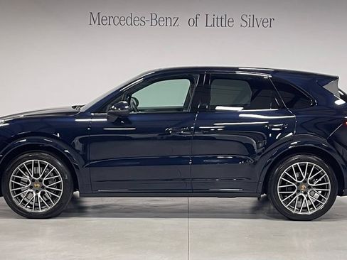 Used 2023 Porsche Cayenne AWD/4WD image 2