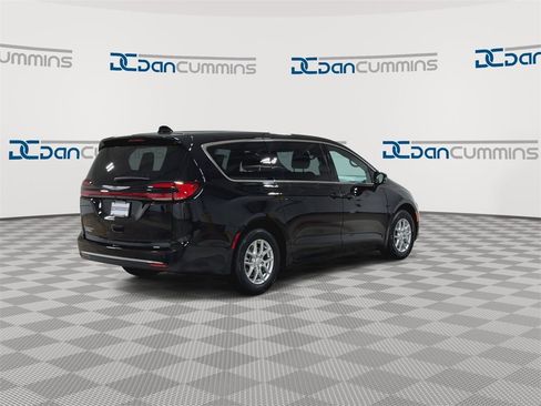 New 2026 Chrysler Pacifica Select image 9