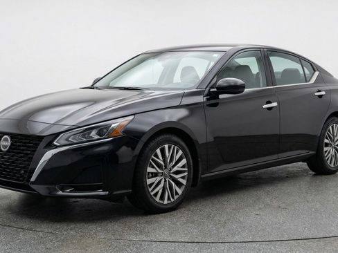 Used 2025 Nissan Altima 2.5 SV image 3