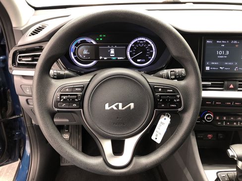 Certified 2022 Kia Niro LX image 18