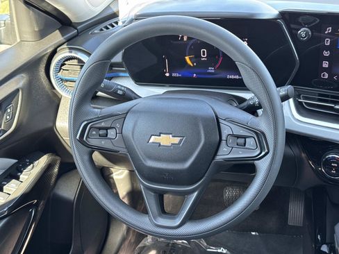 Used 2025 Chevrolet Trax LT FWD image 10