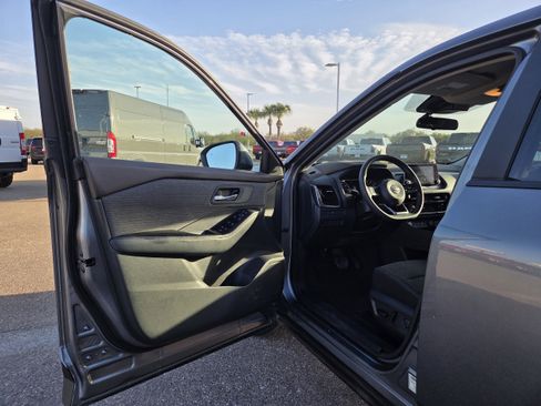 Used 2022 Nissan Rogue SV image 11